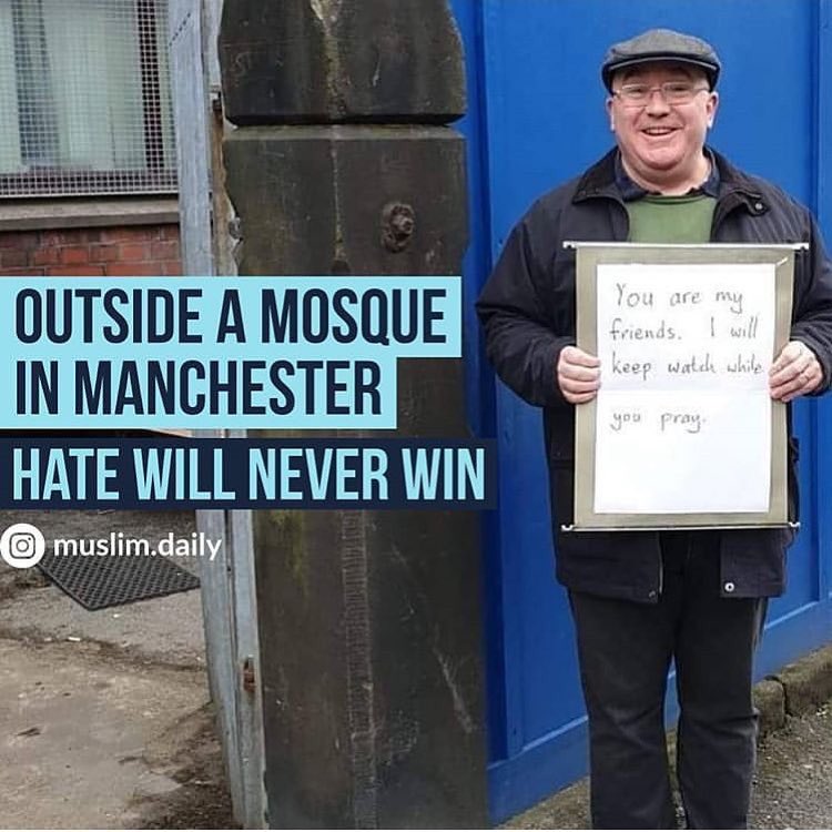 achahbarmo's tweet image. Outside a mosque in Manchester today. 

A beautiful smiling soul with a message: ❤

"You are my friends. I will keep watch while you pray"

Thank you Sir ❤️

#Christchurch #Manchester #NewZealand