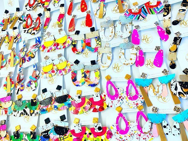 AudraStyleArt's tweet photo. Eeny meeny miny moe... Eh, just add all to cart! Enjoy 20% off all orders now through Monday with coupon code YOUR20. Happy Friday! 💖👉🏼🛒 #treatyoself #statementearrings #audrastyle (©️Audra Style) ✨ #patternmixing #surfacepatterndesign #audrastyle
.
… https://t.co/ZwVXNHMA1p https://t.co/M41mtMrFc1