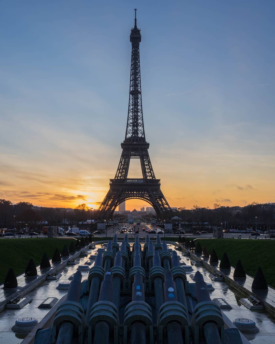 Mysterseb's tweet image. Réveil ensoleillé
.
.
.
.
.
#toureiffel #eiffeltower #eiffelofficielle #paris #picoftheday #sunrise
