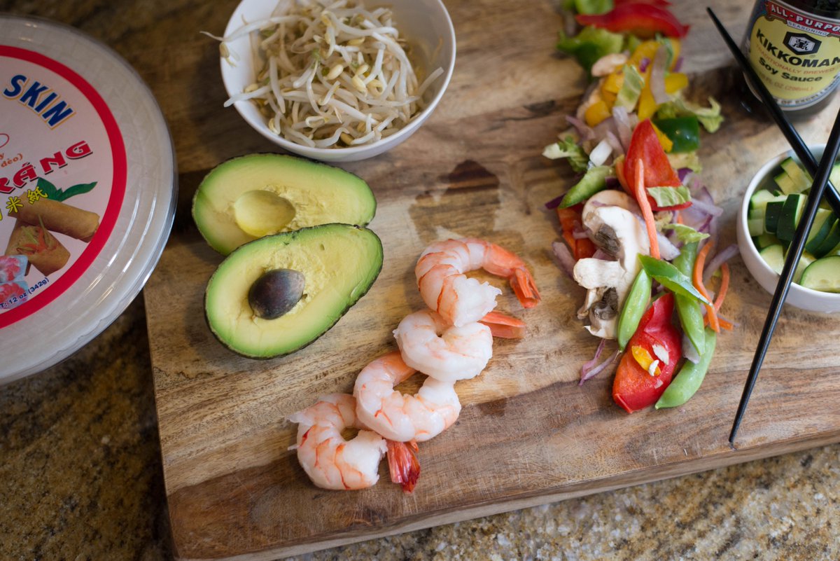 These Shrimp Spring Rolls are super simple and you most likely have some of the ingredients lying around. You can get creative and add in whatever you like! buff.ly/2W3XxGr