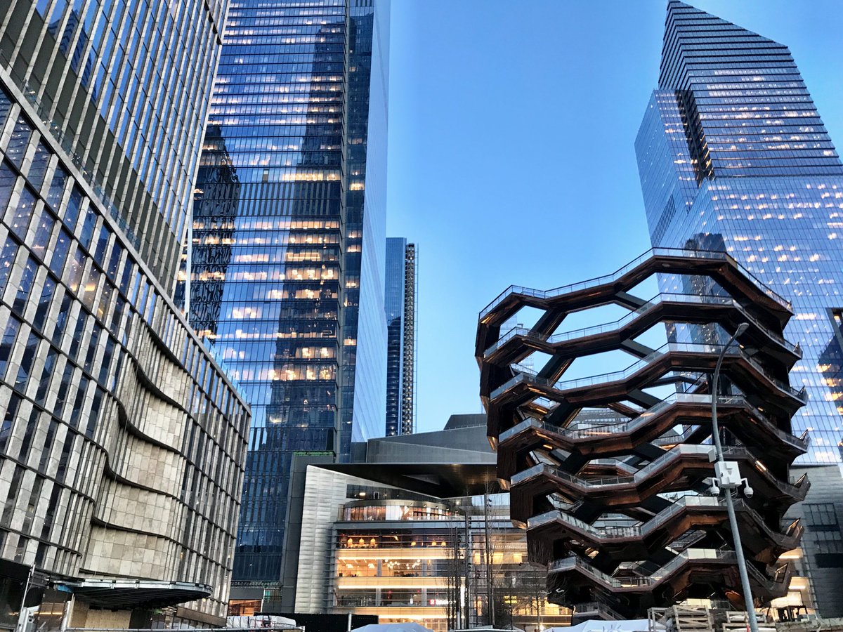 Дом зингера в санкт-петербурге. Высотка гостиница украина. Совсем здание. Ванкувер канада перевернутый дом. Москва сталинская высотка на баррикадной.