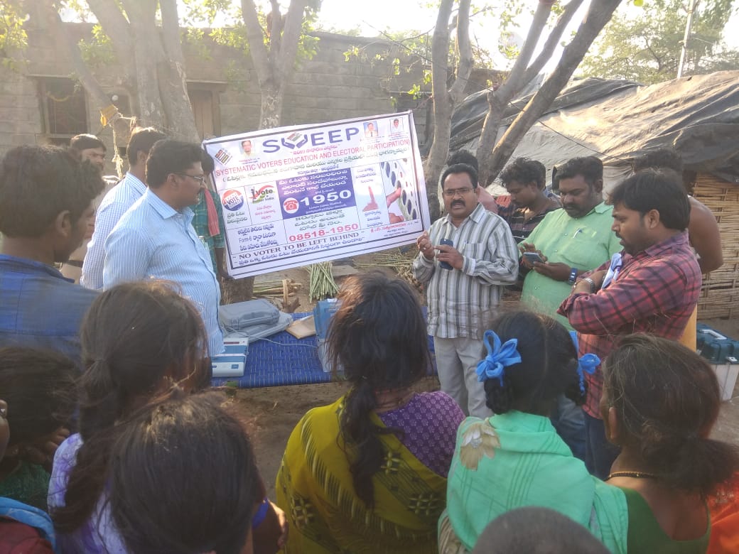 CEOAndhra's tweet photo. Conducted SVEEP-Awareness programme at tribal area(Srisailam, ITDA area) in kurnool district by RO and ARO.
#Elections2019
#VoterAwareness
#ceoap https://t.co/wed1SKHt80