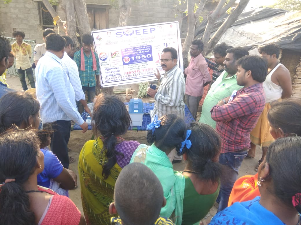 CEOAndhra's tweet photo. Conducted SVEEP-Awareness programme at tribal area(Srisailam, ITDA area) in kurnool district by RO and ARO.
#Elections2019
#VoterAwareness
#ceoap https://t.co/wed1SKHt80