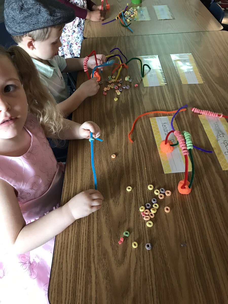 semcvey05's tweet image. Making rainbows all day long! 🌈🍀😊❤️ #stemprek #StPatricksDay2019 #prekfun