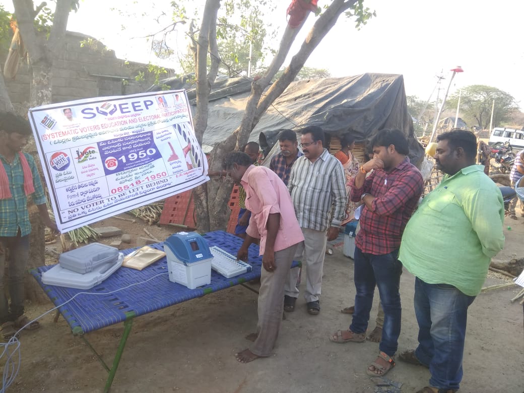 CEOAndhra's tweet photo. Conducted SVEEP-Awareness programme at tribal area(Srisailam, ITDA area) in kurnool district by RO and ARO.
#Elections2019
#VoterAwareness
#ceoap https://t.co/wed1SKHt80
