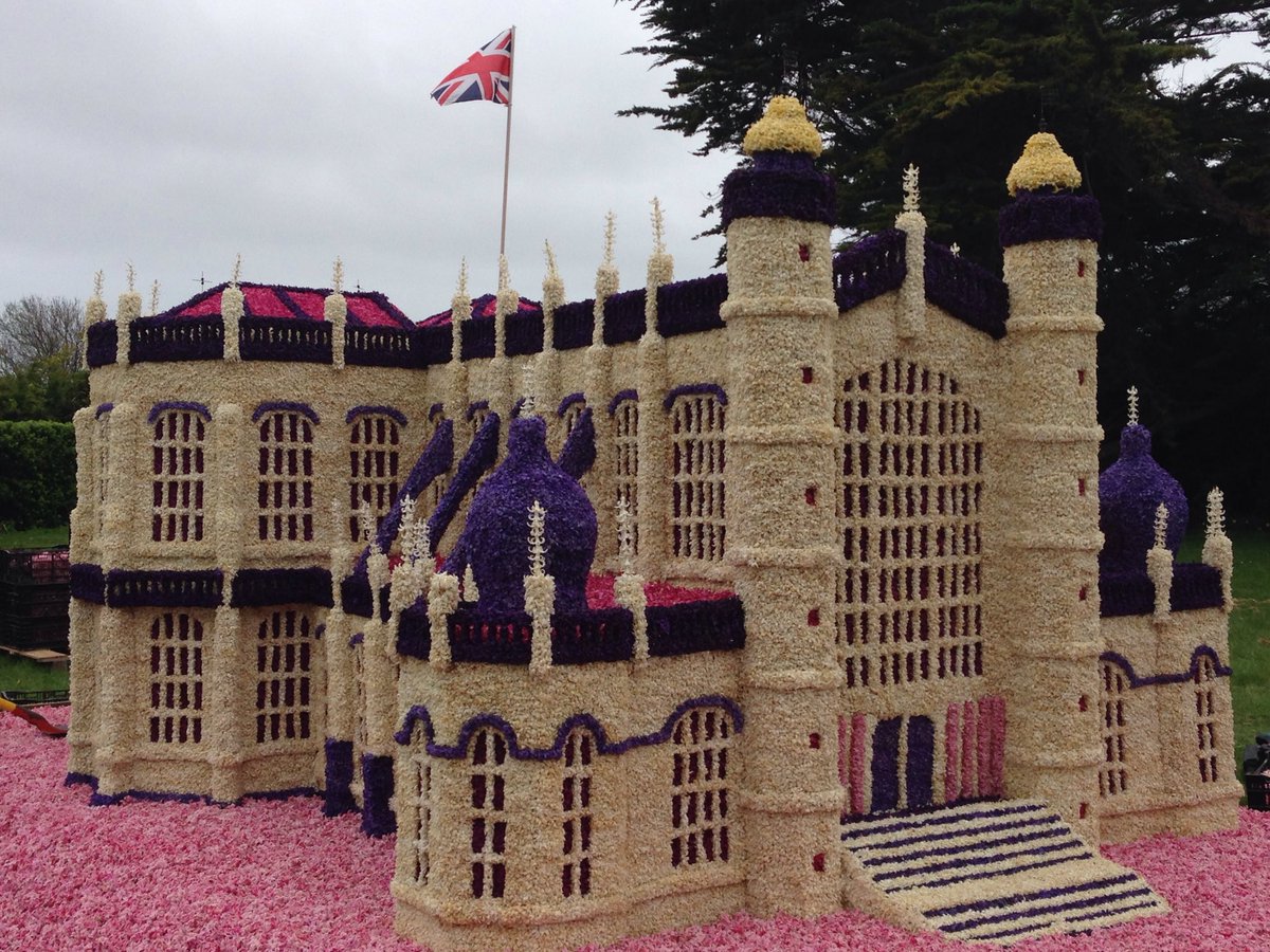 annick_leloch's tweet photo. La fête des fleurs se prépare à La Torche,les bénévoles s'activent... Des milliers de visiteurs viendront admirer La Chapelle St George du château de Windsor https://t.co/jzRZOwK0Ci