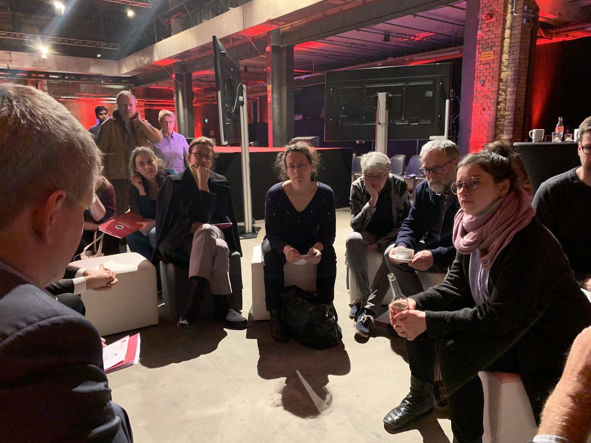 MichaelDetjen's tweet photo. Interessante Fishbowl Diskussionen zu den Fragen wie Unternehmen sich intelligent vernetzen können und Künstliche Intelligenz nutzen. @valentinakerst @danielakolbe @ehealthchris #EricWeber #SpinLab #EuropeTogether #europaistdieantwort https://t.co/UIp2gG4Qii