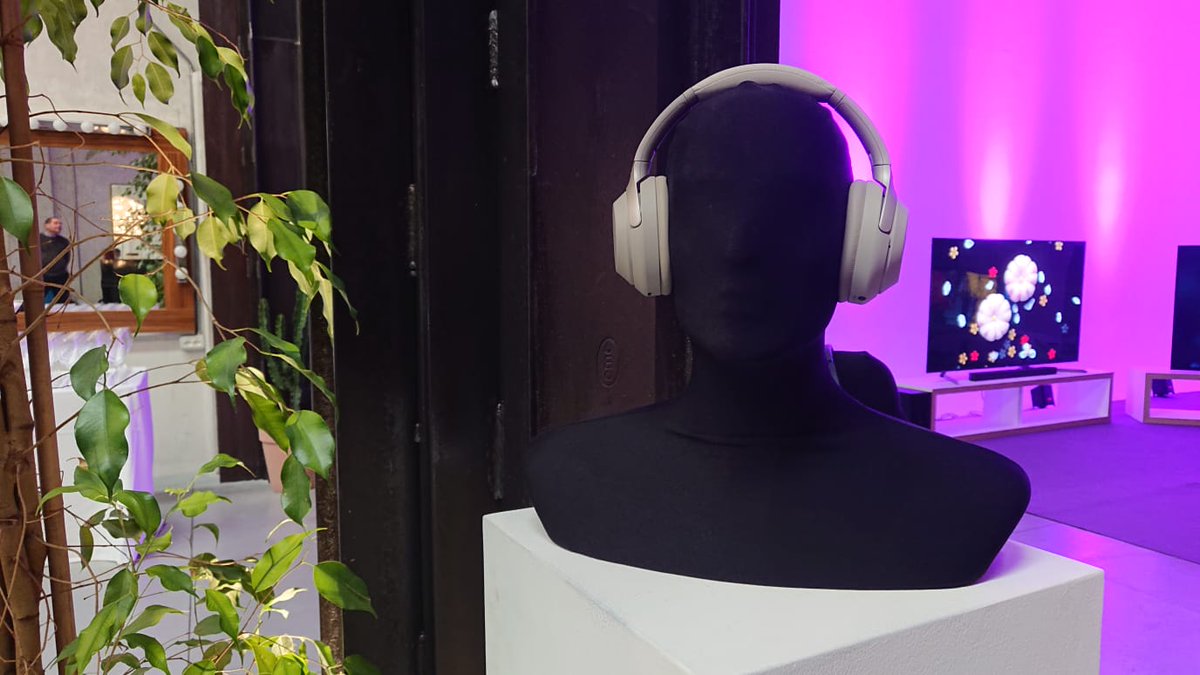 sonyitalia's tweet photo. In anteprima tutti i prodotti della collezione primavera-estate per un’esperienza di intrattenimento inedita e di stile: dai TV BRAVIA OLED AG9 e AG8 e Full Array LED XG95, agli speaker EXTRA BASS XB12-22-32 e al Glass Sound Speaker, fino ad arrivare alla A6400. #SonyCollection https://t.co/FaONqE4qw7