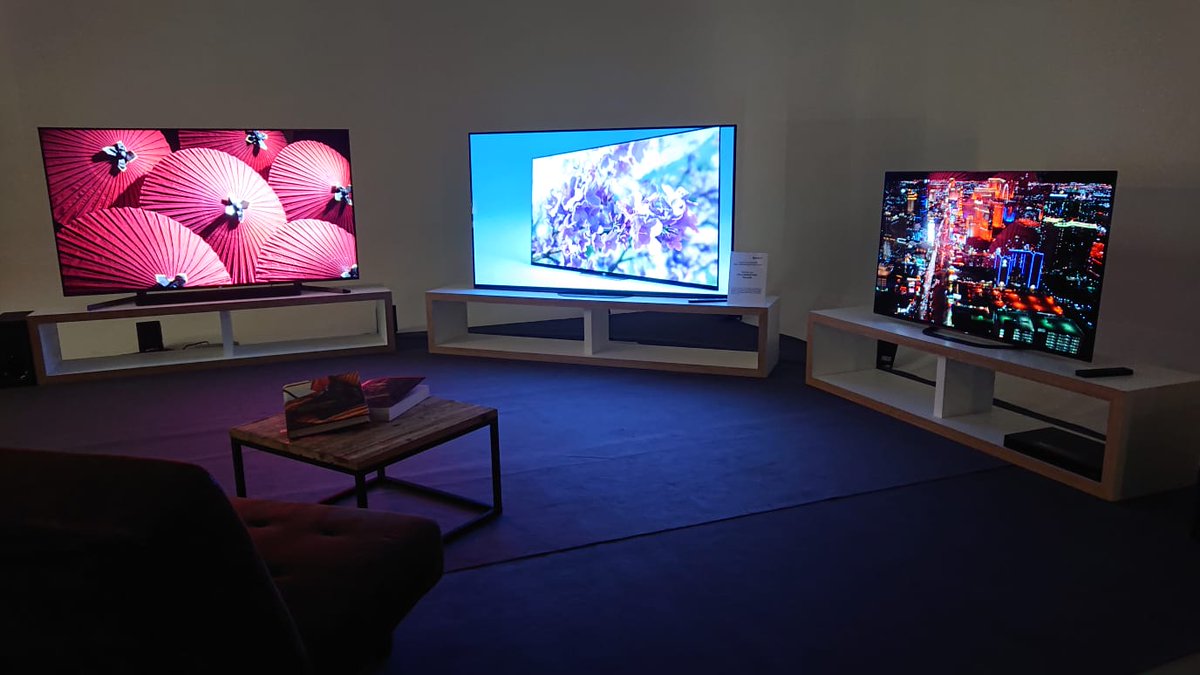 sonyitalia's tweet photo. In anteprima tutti i prodotti della collezione primavera-estate per un’esperienza di intrattenimento inedita e di stile: dai TV BRAVIA OLED AG9 e AG8 e Full Array LED XG95, agli speaker EXTRA BASS XB12-22-32 e al Glass Sound Speaker, fino ad arrivare alla A6400. #SonyCollection https://t.co/FaONqE4qw7