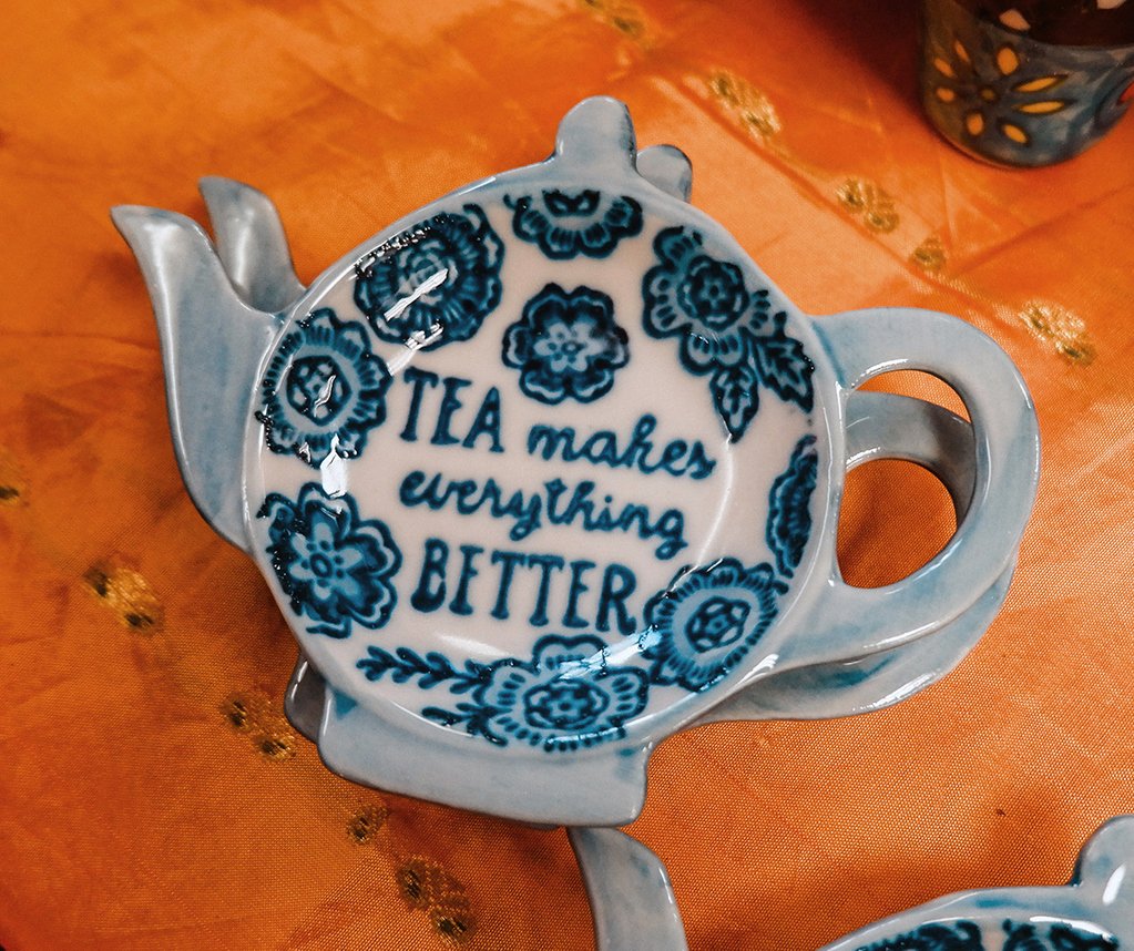 Present_Comp's tweet image. Who else is always chatting over tea with their Mum?! Tea AND Mums make everything better! This #SassandBelle tea bag dish is available on the website! #mothersday #mothersday2019 #tealovers #giftgiving #ethicalbusiness #coniousconsumer