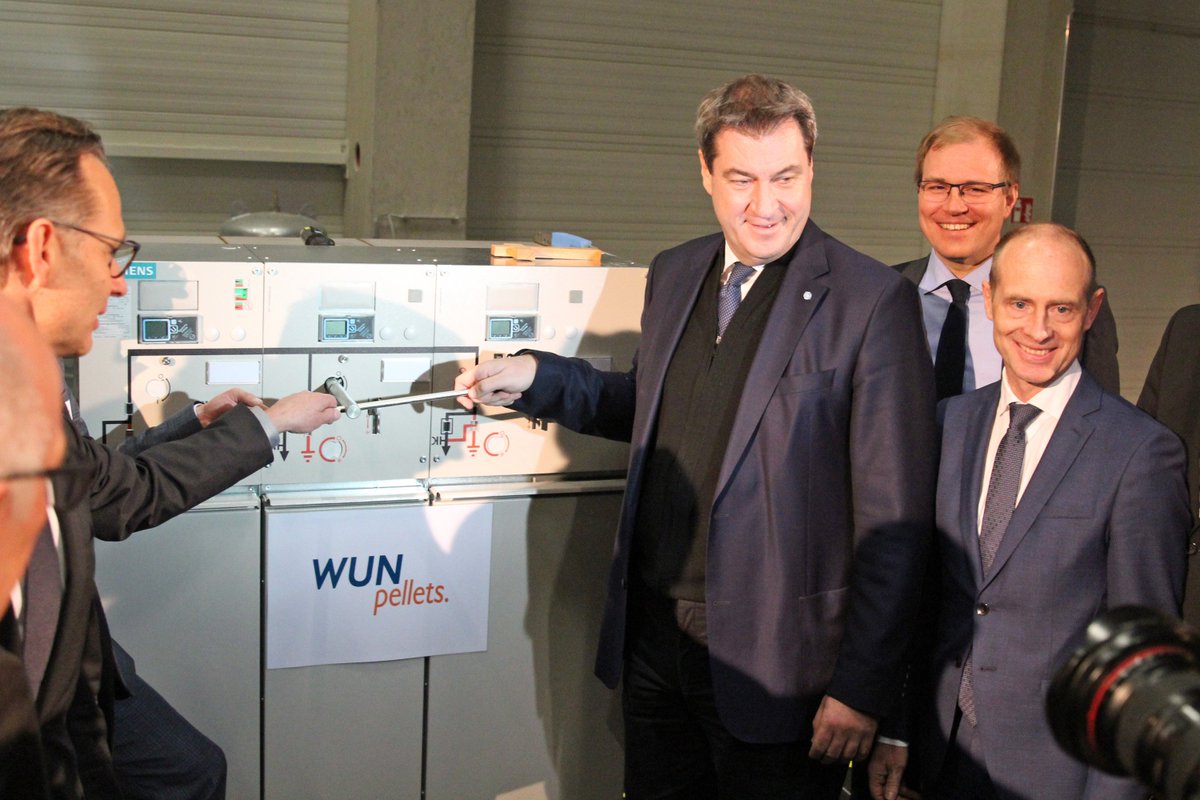 Innovative &amp; netzdienliche Industrieproduktion, Strom / Wärme für 65.000 Haushalte: das #PelletWerk mit #BHKW der #Bayernwerk Natur Beteiligung WUN Bioenergie GmbH. Heute feierlich eingeweiht mit u.a. <a href="/Markus_Soeder/">Markus Söder</a>, Matthias Taft @BayWaPresse, Jürgen Amedick <a href="/SiemensDE/">Siemens Deutschland</a>
