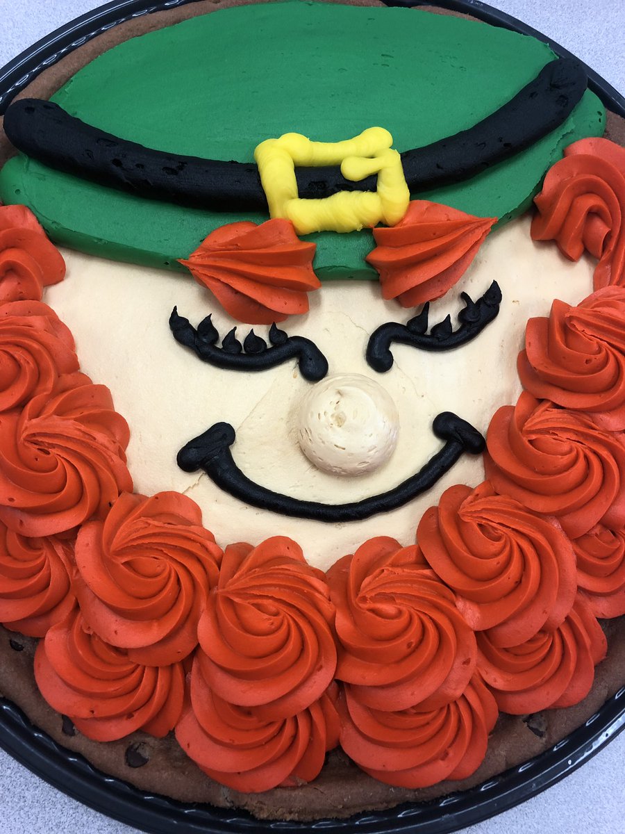 Cookie cakes for St Pattys Day with ALL THE ICING!! @ContrucciJoe <a href="/Indydon01/">Don</a> <a href="/PhillipHerbst39/">Phillip Herbst</a>