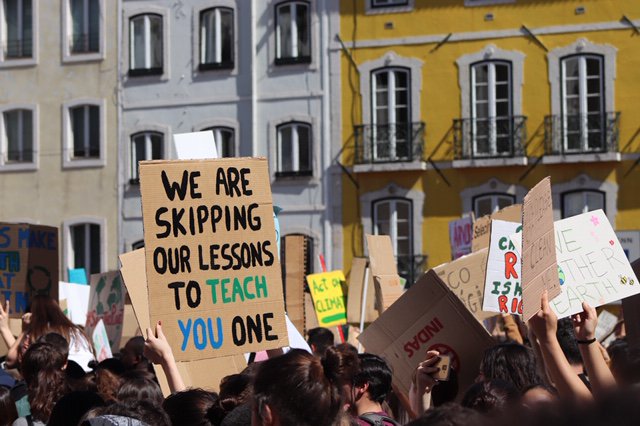 EcoSchoolsUSA's tweet photo. From #SouthAfrica to #Iceland and #Portugal to #Zanzibar students are speaking #truthtopower. #ClimateStrike #FridaysForFuture #FEEGlobal #FEEAction4Climate https://t.co/WhE7d9pBED