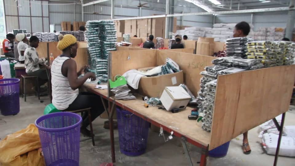 OvieAli's tweet photo. Nigeria spends $4billon importing textile and clothes from China yearly. With CBN forex ban on textile,the Chinese are forced to invest $600 million to build a Kano Textile; their Ondo factories are already producing. And Cotton farmers will be the newest billionaires in Nigeria. https://t.co/JfCvqCazCW