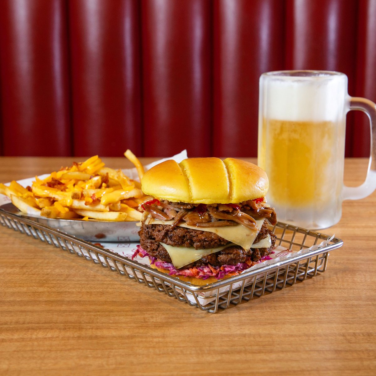 SmashburgerPTY's tweet photo. Oh Mami! 🍔🍺 Nuestra estrella del #BurgerWeek 🤩 Te esperamos en #Marbella
🤤 Doble Carne, Queso Pepper Jack sobre cole slaw con chipotle ranch dressing coronado con Ron Abuelo Honey BBQ Pulled Pork, chicharrones y confit de aji chombo y salsa de ajo https://t.co/kfZctYimjC
