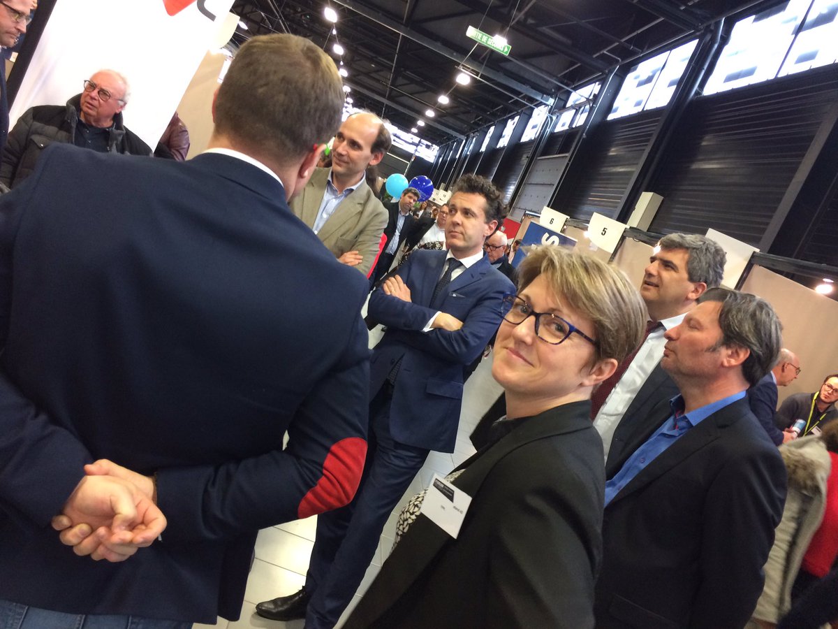 PaysdelaloireTP's tweet photo. La FRTP &amp; #TP49 sont heureux d'avoir participé au Forum emploi à @Angers #FPE2019 ! #VersUnMetier qui recrute grâce aux #GrandsProjets angevins avec @ChristopheBechu @laurentgerault  . Merci à @Angers_ALDEV @poleemploi_PDL https://t.co/sNM5q9tia4