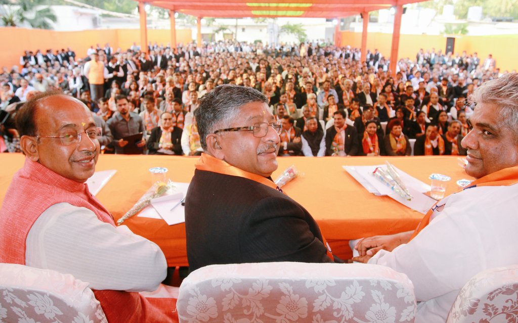 VijayGoelBJP's tweet image. @BJP4Delhi द्वारा आयोजित अधिवक्ता सम्मेलन में कार्यकर्ताओं को सम्बोधित करते हुए। #AbkiBaarFirModiSarkar