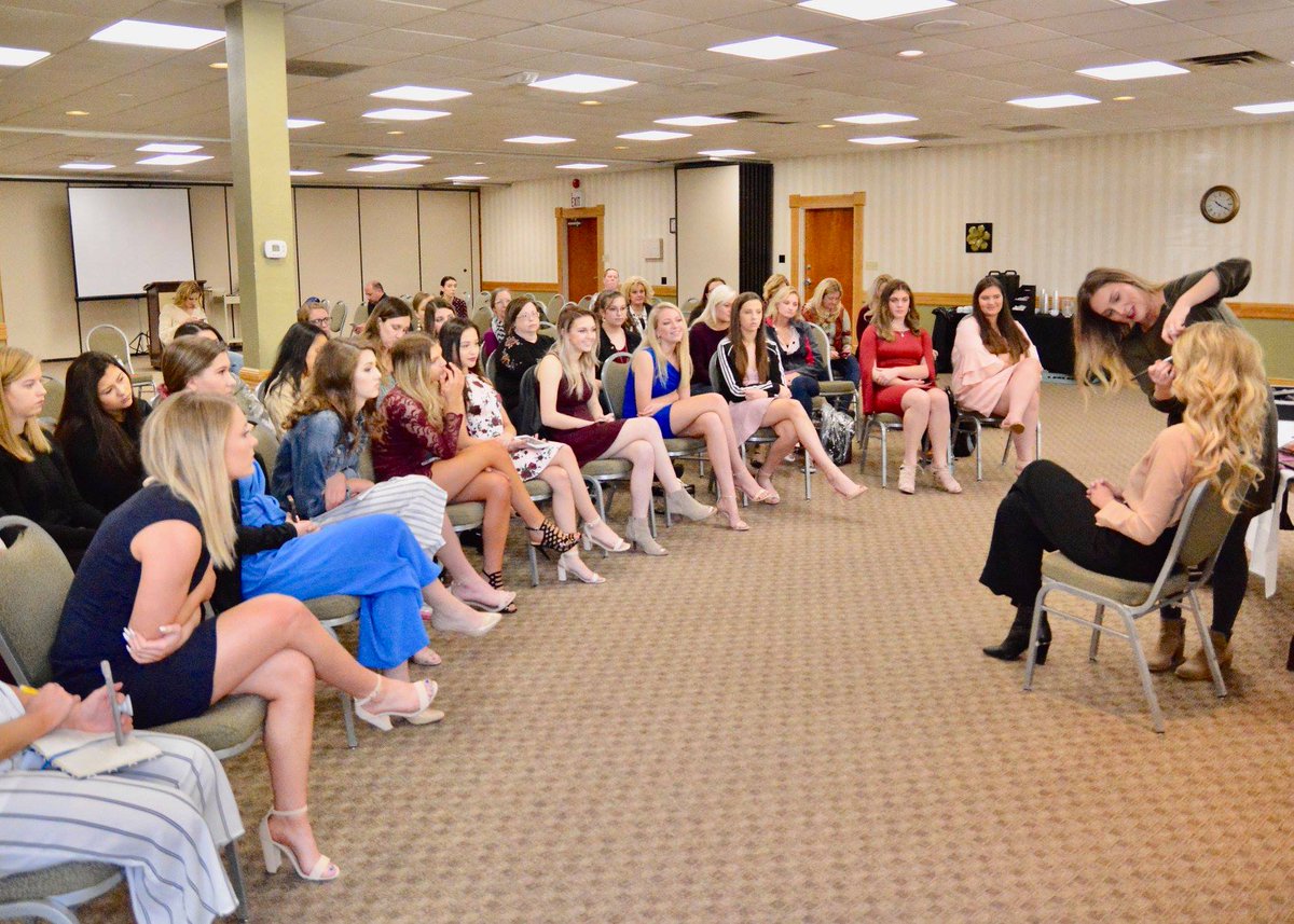 Makeupgirl28's tweet photo. One of my favorite things to do is teach makeup lessons. I had a blast speaking to these lovely ladies at Crowns and Gowns about appropriate makeup for stage. 
📷 @jessica.shultis

#makeuplessons #nebraskamakeupartist #teach #nomoreinstamakeuplooks https://t.co/Iqod1KVNZr