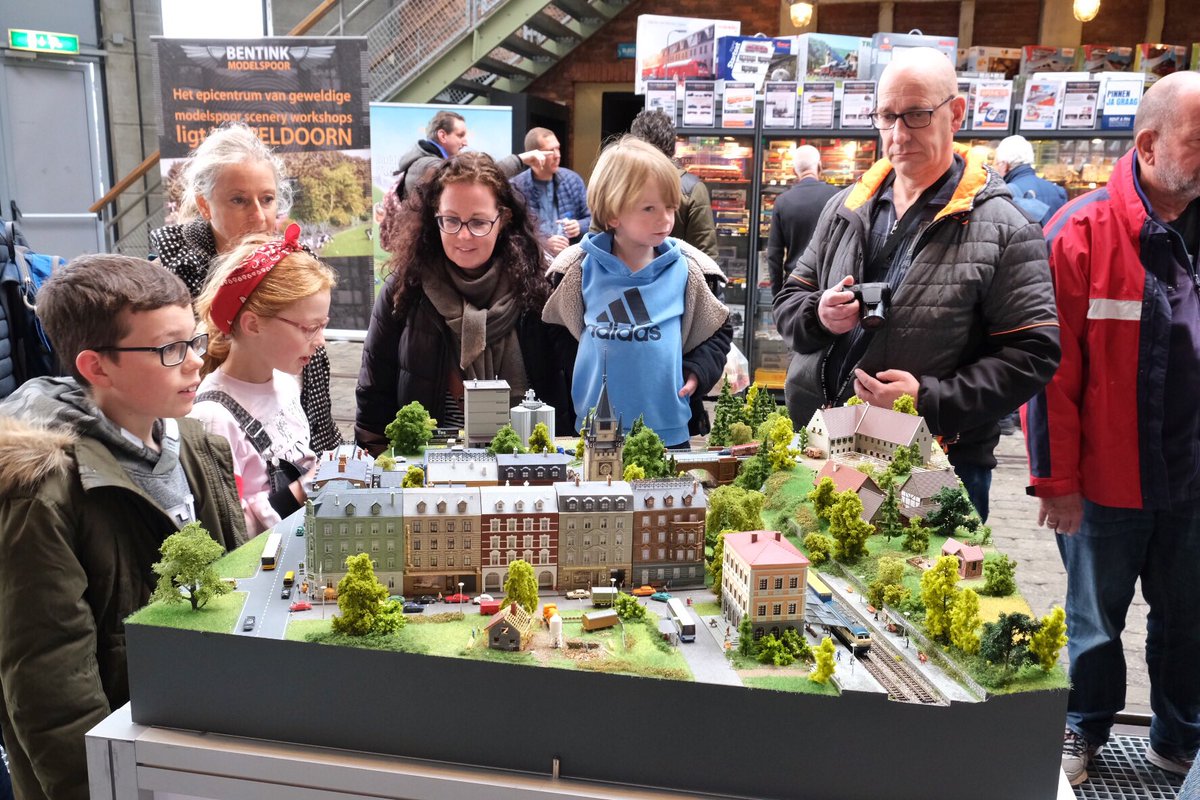 Spoorwegmuseum's tweet photo. Wat een fantastische eerste dag van Modeltrein Expo On traXS! Bewonder dit weekend de mooiste Europese modelbanen. Een must voor liefhebbers en natuurlijk is er voor kinderen ook veel te doen. #spoorwegmuseum #ontraxs #modeltrein #modelbaan https://t.co/bJFHgU8U00