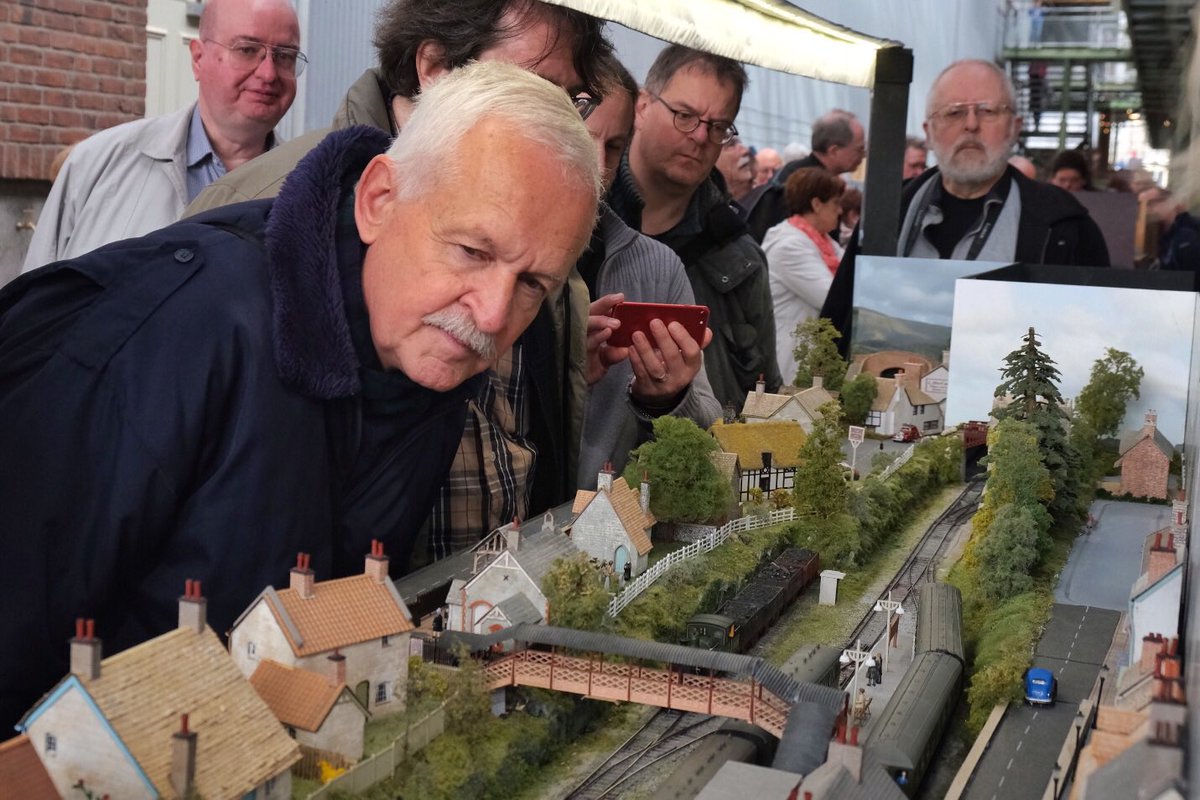 Spoorwegmuseum's tweet photo. Wat een fantastische eerste dag van Modeltrein Expo On traXS! Bewonder dit weekend de mooiste Europese modelbanen. Een must voor liefhebbers en natuurlijk is er voor kinderen ook veel te doen. #spoorwegmuseum #ontraxs #modeltrein #modelbaan https://t.co/bJFHgU8U00