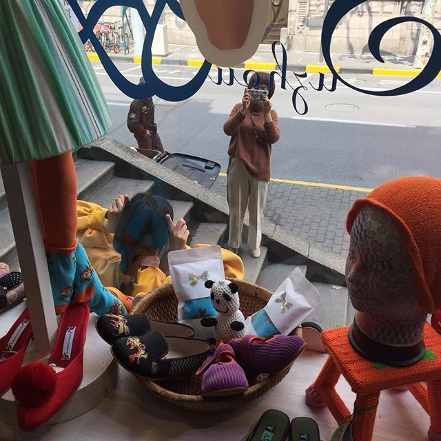 suzhou_cobblers's tweet image. Suzhou Cobblers window 
好橱窗需要大家来留影
#windowdisplaydesign 
#pandapanda #socksfetish #benchfashionweek ift.tt/2F76wQ3