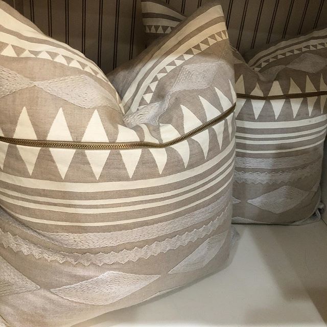 shopJuxtapose's tweet image. Neutral pillow perfect x2 
#pillowparty #easyupdate #freshlook #homedecor ift.tt/2CkuRRQ