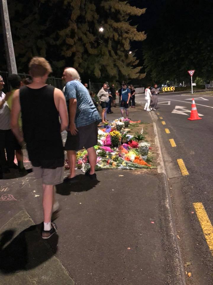 People in New Zealand show up at mosques to lay flowers &amp; write messages of hope bit.ly/2Hknuhm