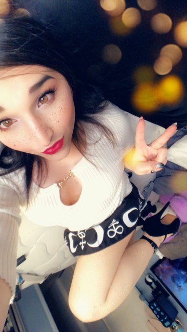 Watch EmilyRoseIV's leaked NSFW photo on TwXstars