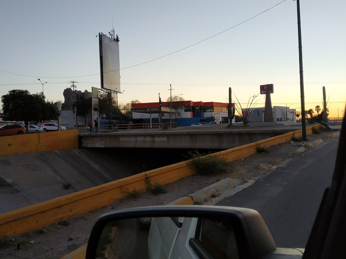 Quepasahmo's tweet photo. #TomadoDeRedes Piden a @HermosilloGob @CelidaLopezc @CIDUE_HMO colocar barandal en Río Sonora y bulevar Solidaridad; en meses anteriores una persona cayó al canal, vía 📷 @figueroalfredo. https://t.co/UpaIn9IXVj