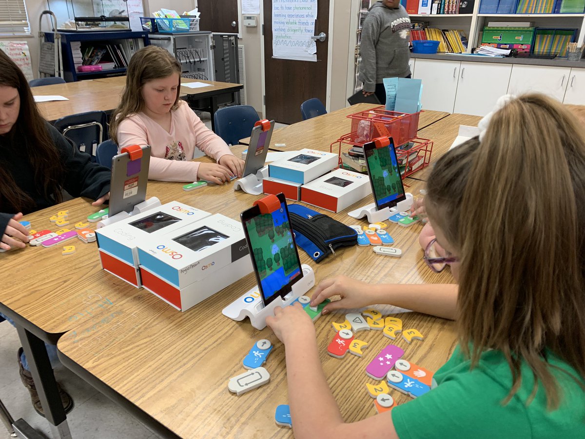 Nattanner's tweet photo. 4th grade girls can code @PlayOsmo #BPSPantherPride #ARKidsCanCode https://t.co/tlzK7VPL9r