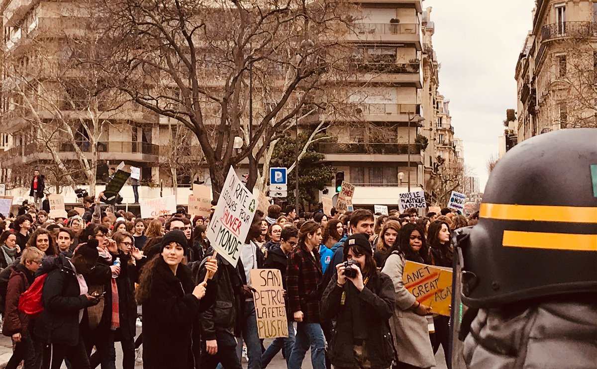 FredGuerrien's tweet photo. ♻️ Splendide marche à l’ancienne pour notre avenir à tou.te.s ♻️
🤗 Fier de ces https://t.co/83jaEtdDJQ.x jeunes qui ont animé les rues de #Paris, comme partout sur notre unique planète ! 🤗
#YouthforClimate #ClimateStrike
#FridaysForFuture #grevepourleclimat #ClimateJusticeNow https://t.co/tvYTzmTocg
