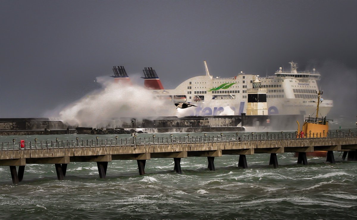 'Anyone can hold the helm when the sea is calm.' The Stena Adventurer approaching Holyhead Port in #Stormgareth #Anglesey #wales @StenaLineUKIE @StenaLine @AngleseyScMedia @ItsYourWales @HheadLifeboat @holyhead