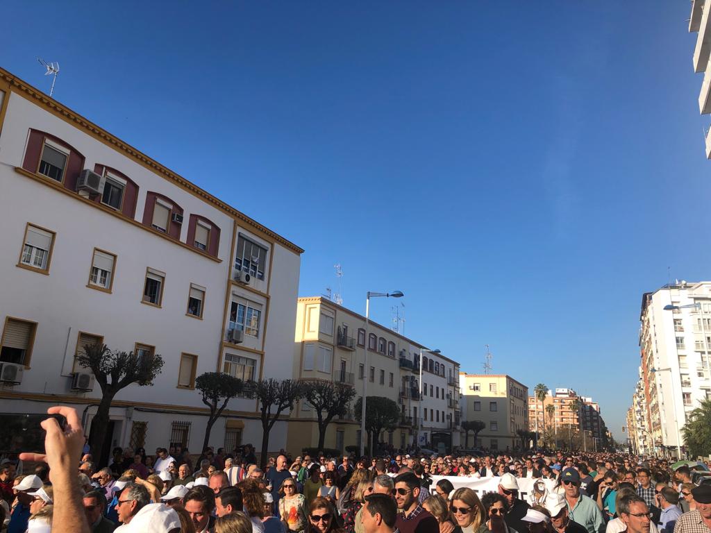 Arranca la #manifestación por las #infraesctructuras en #Huelva!! #HuelvaseMueve !! <a href="/DipuHU/">Diputación de Huelva</a>  <a href="/_Caraballo_/">_Caraballo_</a> <a href="/GabrielCruzSt/">Gabriel Cruz</a> <a href="/AytoHuelva/">Ayuntamiento Huelva</a>