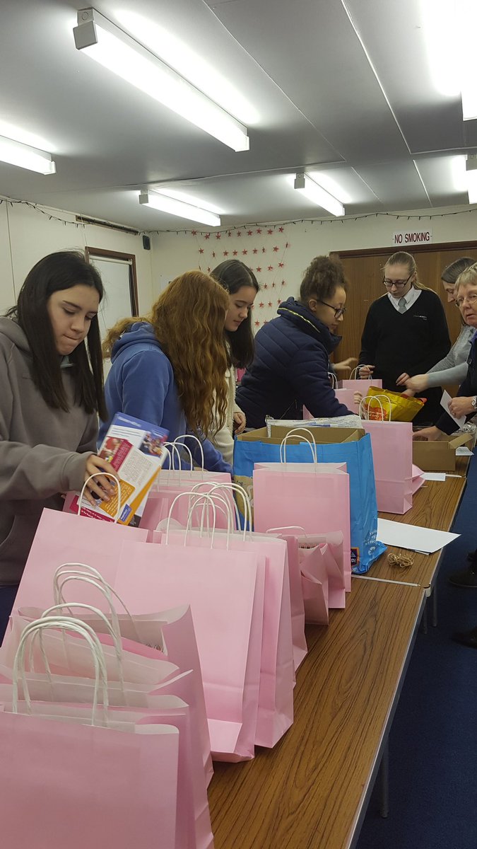 Thanks to Warlingham Rangers who helped to prepare the goody bags in preparation for county day on Saturday. @GGSurreyEast <a href="/lesleymgl60/">Lesley Bailey</a>