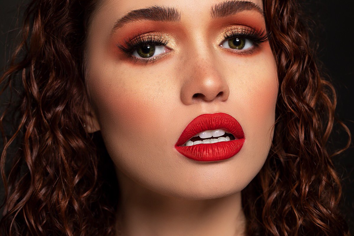 Let your eyes be the surprise! 
Eyes: • #MinnieMouse eyeshadow blush palette ✨
•Dazzling• glitter eyeliner.
•Minnie• Lashes.
Lips: •Irreplaceable• liquid matte lipstick 3/18/19 8am PST 💕