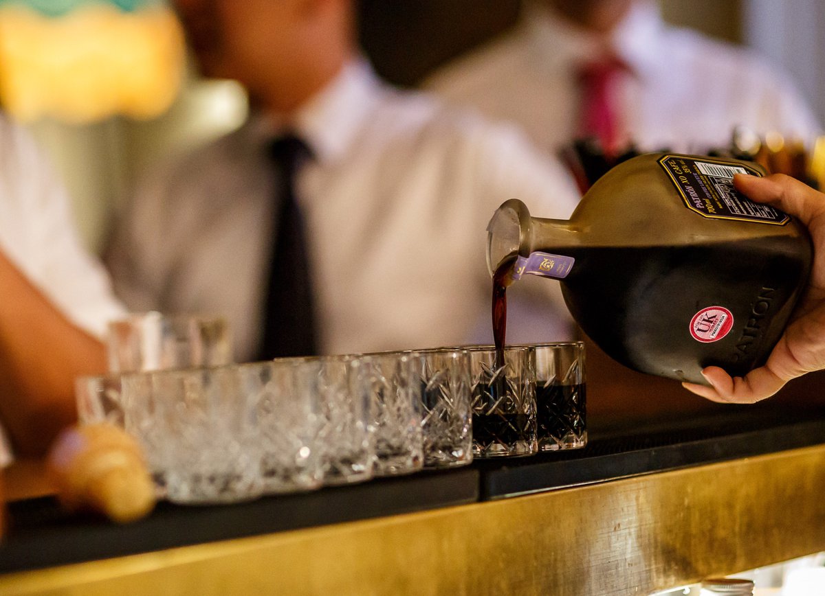 AynhoePark's tweet image. WEEKEND FUEL // Short and sweet and perfectly poured. Featuring the @amoderngrandtour shot glasses, for more information please email info@amoderngrandtour.com | Captured by @linaandtom #aynhoepark #amoderngrandtour #cocktails #butler #drinks #cocktail #party #privatevent