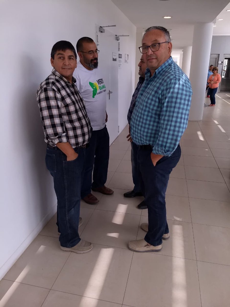 ATE_neu's tweet photo. #Ahora @CQuintriqueoOk  y @mariyan_jorge Acompañando  al secretario general de SiTraMuNe, Santiago Baudino y a lxs trabajadores municipales ante el intento de Horacio Quiroga y funcionarios judiciales de condenar a lxs  trabajadores que protestaban contra lxs despidos. https://t.co/xzoNMpiOP2