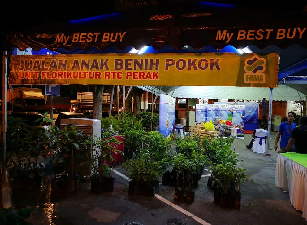 FamaNegeriPerak's tweet photo. Pengguna Lebuhraya PLUS Malaysia Dari #Selatan Ke #Utara Moh Singgah Ke Hentian R&amp;R Bukit Gantang arah Utara Terdapat Jualan Florikultur Famaperak, Produk #Agromas, Barangan Kawalan Minyak Masak,Gula,Tepung.              
PROGRAM PEMATUHAN @peraturanGPL
Jom Kome
#FAMADiHatiRakyat https://t.co/JoTtQ1jrzJ