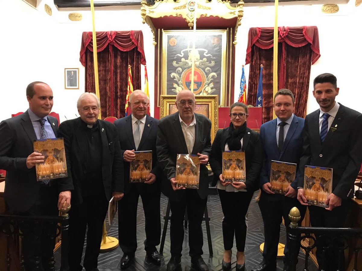 JuntaMayorElche's tweet photo. Hoy la @JuntaMayorElche ha presentado la revista #SemanaSanta2019 #Elche, al pregonero @OscarProtocolo y a la entidad abanderada #UFECE. https://t.co/vyShiBCmja