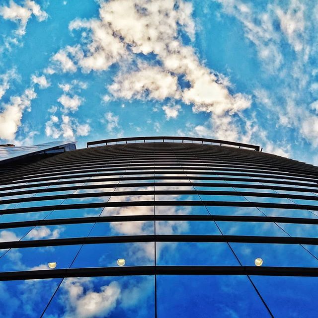 The sky and the city... #movilphotography #huawei #huaweipsmart2019 #sky #building #picoftheday #instachile #fotografia #fotografiaminimalista #minimalphotography #unknownperspectives #photography ift.tt/2XZy3vy