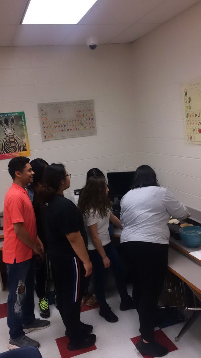 MissHicks_'s tweet image. More picture from our family breakfast!! So amazing to see everyone helping out in our pancake stations 🥞 Yay for big families 😁  🔵🔴 #garfieldfam #individualdevelopment