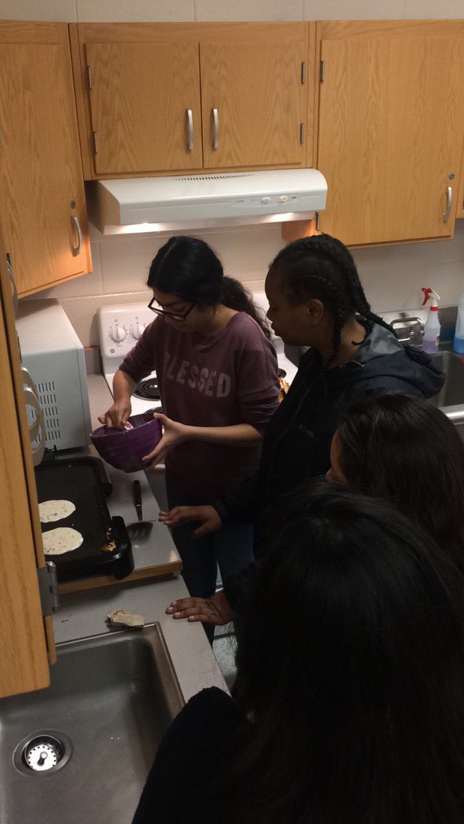 MissHicks_'s tweet image. More picture from our family breakfast!! So amazing to see everyone helping out in our pancake stations 🥞 Yay for big families 😁  🔵🔴 #garfieldfam #individualdevelopment