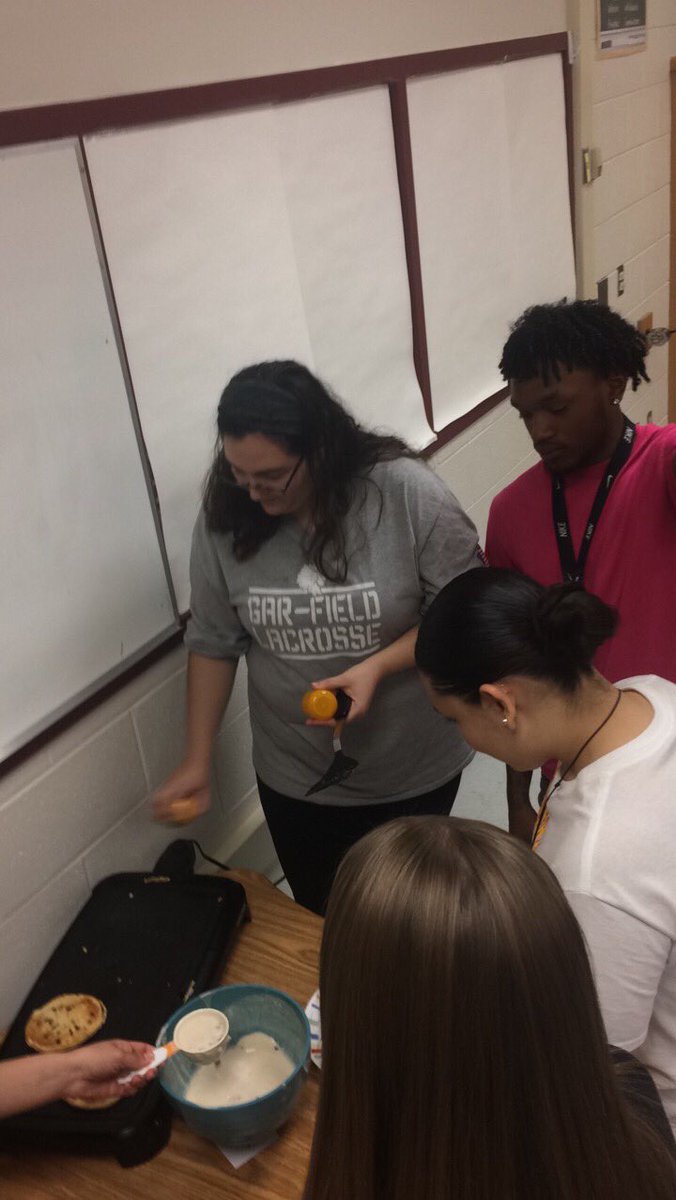 MissHicks_'s tweet image. More picture from our family breakfast!! So amazing to see everyone helping out in our pancake stations 🥞 Yay for big families 😁  🔵🔴 #garfieldfam #individualdevelopment