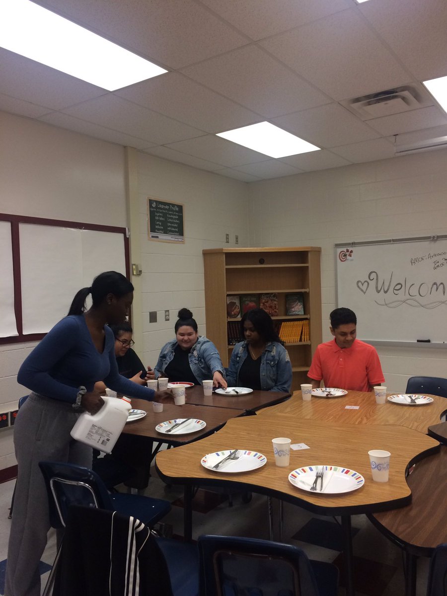 MissHicks_'s tweet image. More picture from our family breakfast!! So amazing to see everyone helping out in our pancake stations 🥞 Yay for big families 😁  🔵🔴 #garfieldfam #individualdevelopment