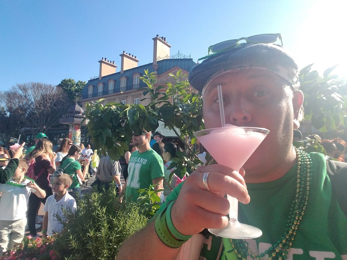 TheLeisureProf's tweet photo. Let St Paddys #DrinkingAtDisney weekend begin!! #StepOSide
And woah. No way I bought this slushie that year at epcot. Must be tasting someone elses... lol
Oh well. You never know on #StPaddys https://t.co/8Dn9MKbga9