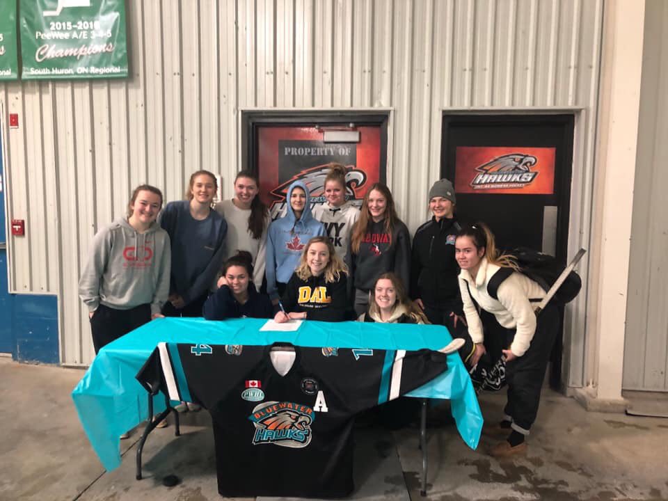 Congrats to our Melanie Clayton who signed her LOI to attend Dalhousie this fall and run cross-country and track.