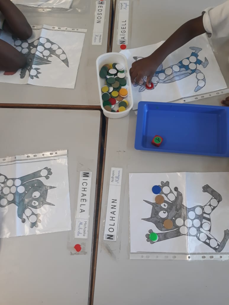 #SemaineDesMaths2019 Moyenne section : jeu de l'escalier, jeu "pose sur le loup", loto des formes et des quantités. <a href="/acmartinique/">Académie de Martinique</a> <a href="/CircoFdF1/">Circo FORTdeFRANCE 1</a>