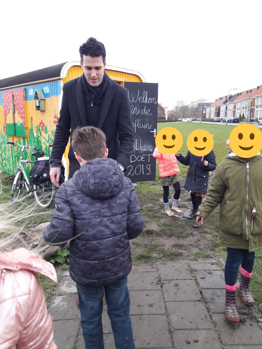 NBlankensteinvH's tweet photo. Vandaag een superleuke ochtend in De Hoftuin gehad! Er is hard gewerkt door de kinderen aan de wilgenhut en de moestuin is voorzien van kruiden. De wijkwethouder bracht ook nog een bezoek. #groendoetgoed #dehoftuin #NLdoet2019 #hofvanmaxima #lenteklaar #groenverbindt https://t.co/gjNV1UD98u