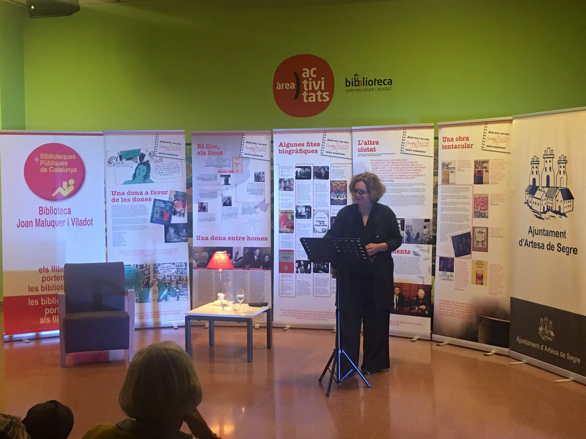 finasolans's tweet photo. A @biblioartesa Carola amb @AnnaGuell1 de @QARSTEATRE #AnyCapmany @bibliotequeslle @bibliotequescat https://t.co/w0M4p9kmYG