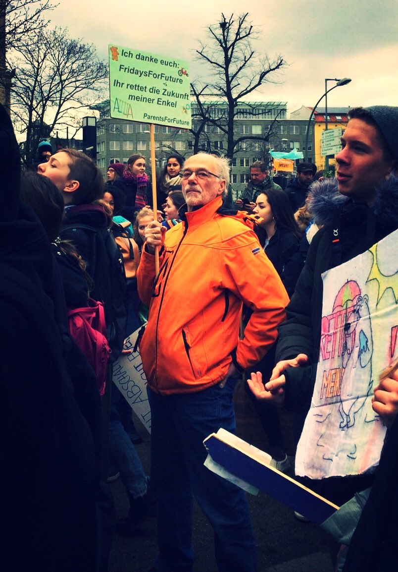 verrauscht's tweet image. Kritik an Schülern, die fürs Demonstrieren einen Schultag opfern? Nee iss klar...Die Antwort gibt er hier #BesterMann mit grandiosem Schild @FridayForFuture @rbb24 #Berlin